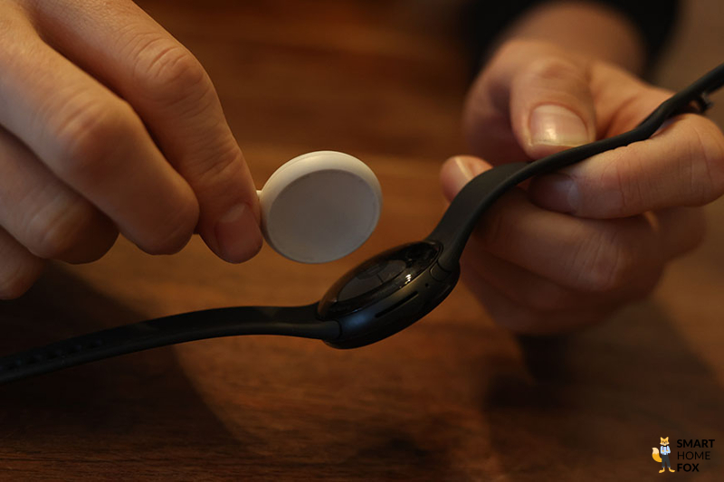 Man sieht das Magnetladekabel der Pixel Watch.